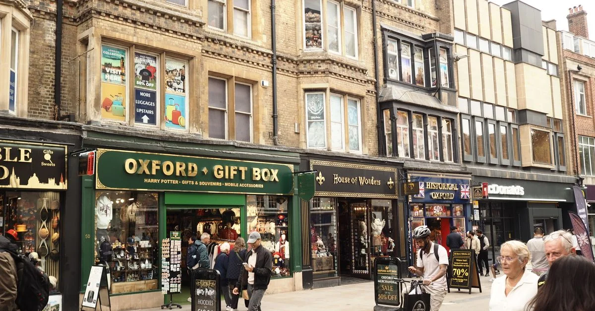 Vue animée des rues commerçantes d'Oxford, avec des passants flânant et flânant parmi les boutiques du centre historique.